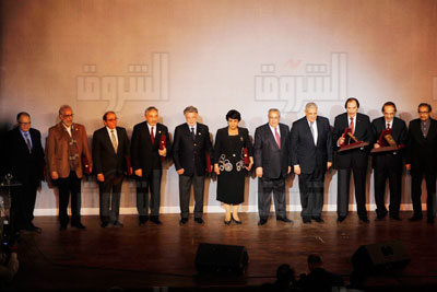 صورة جماعية للفنانين مع رئيس الوزراء ووزير الثقافة - تصوير: إبراهيم عزت